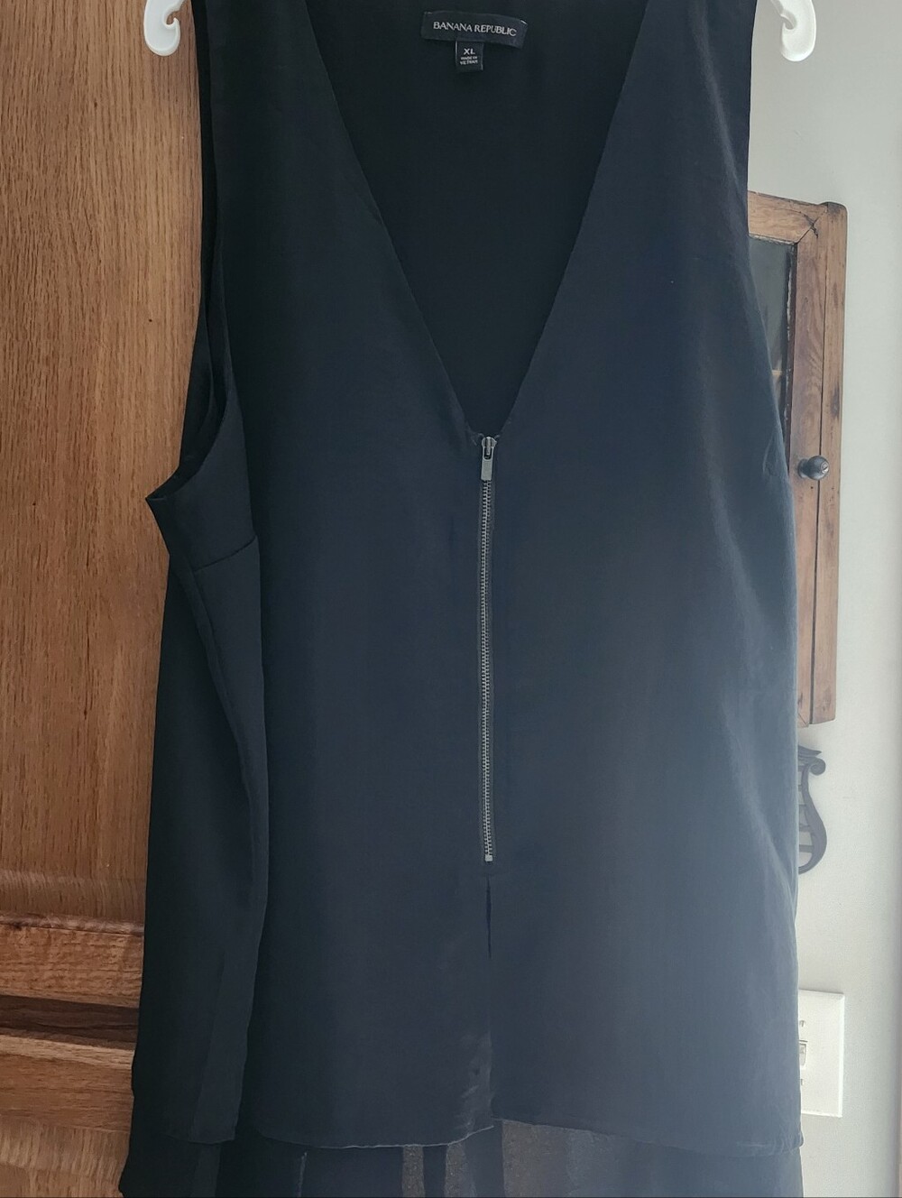 Banana Republic Black Sleeveless V-Neck Zip Top XL